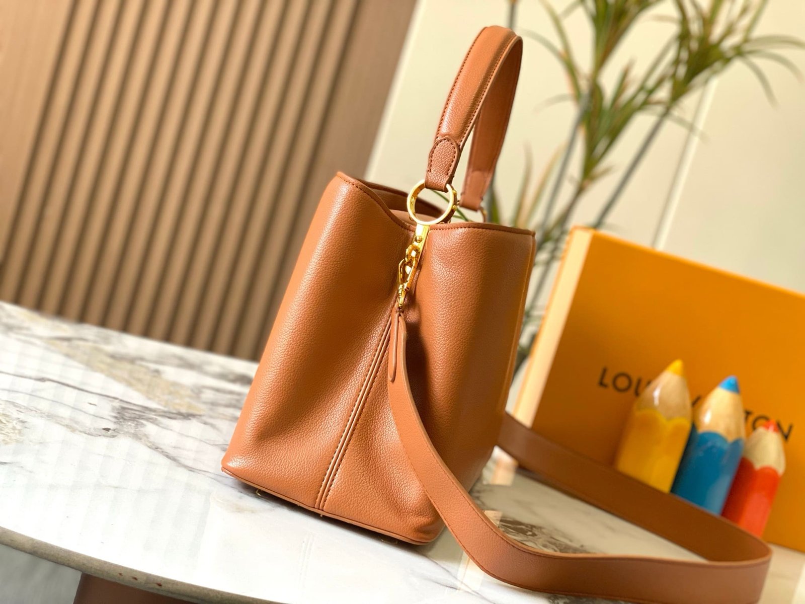 L0vis Vvtt0n M24620 Large CAPUCINES SOUPLE BAG