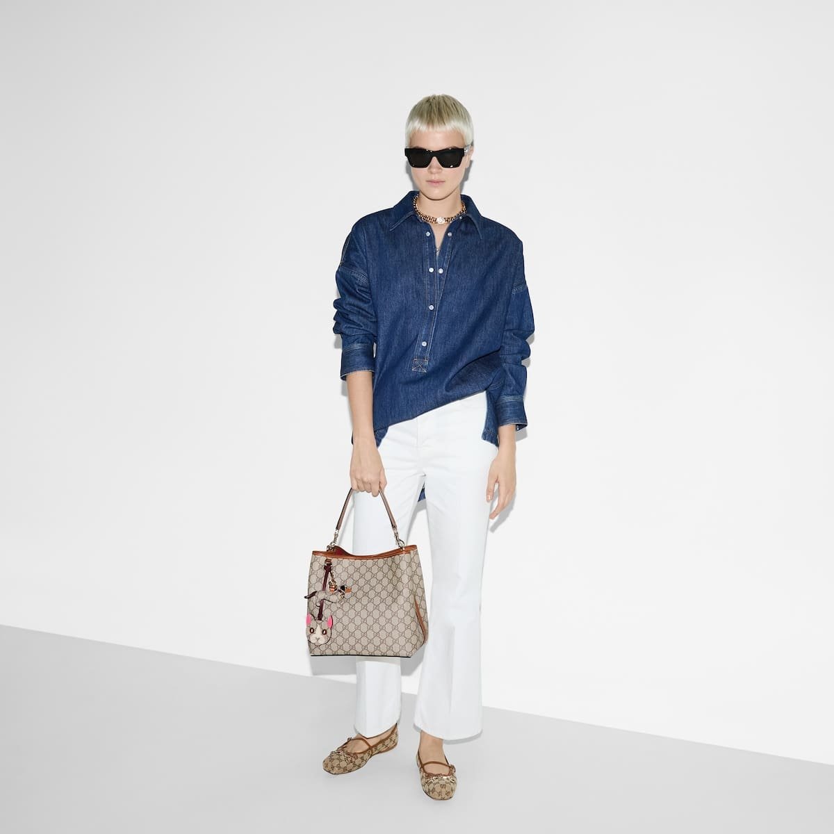 Gvc*1 Emblem medium bucket bag