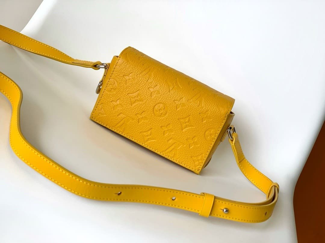 L0vis Vvtt0n M82917 Steamer Wearable Wallet