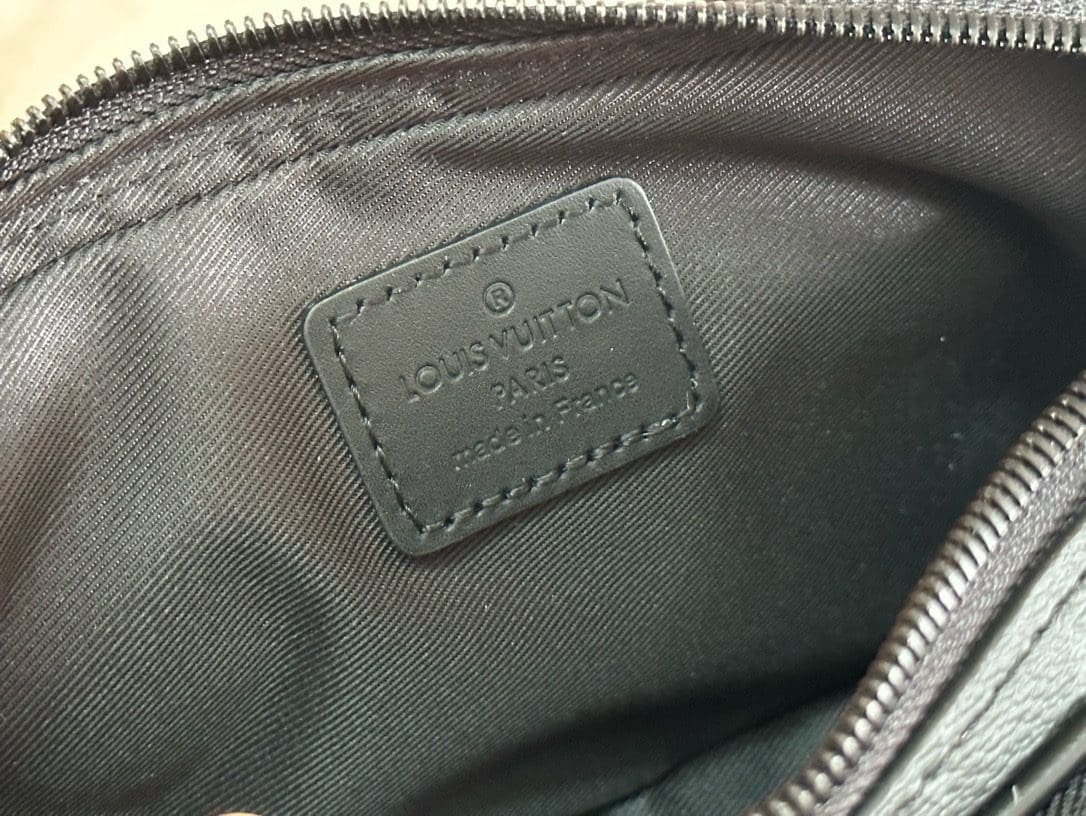 L0vis Vvtt0n M82542 Alpha wearable wallet