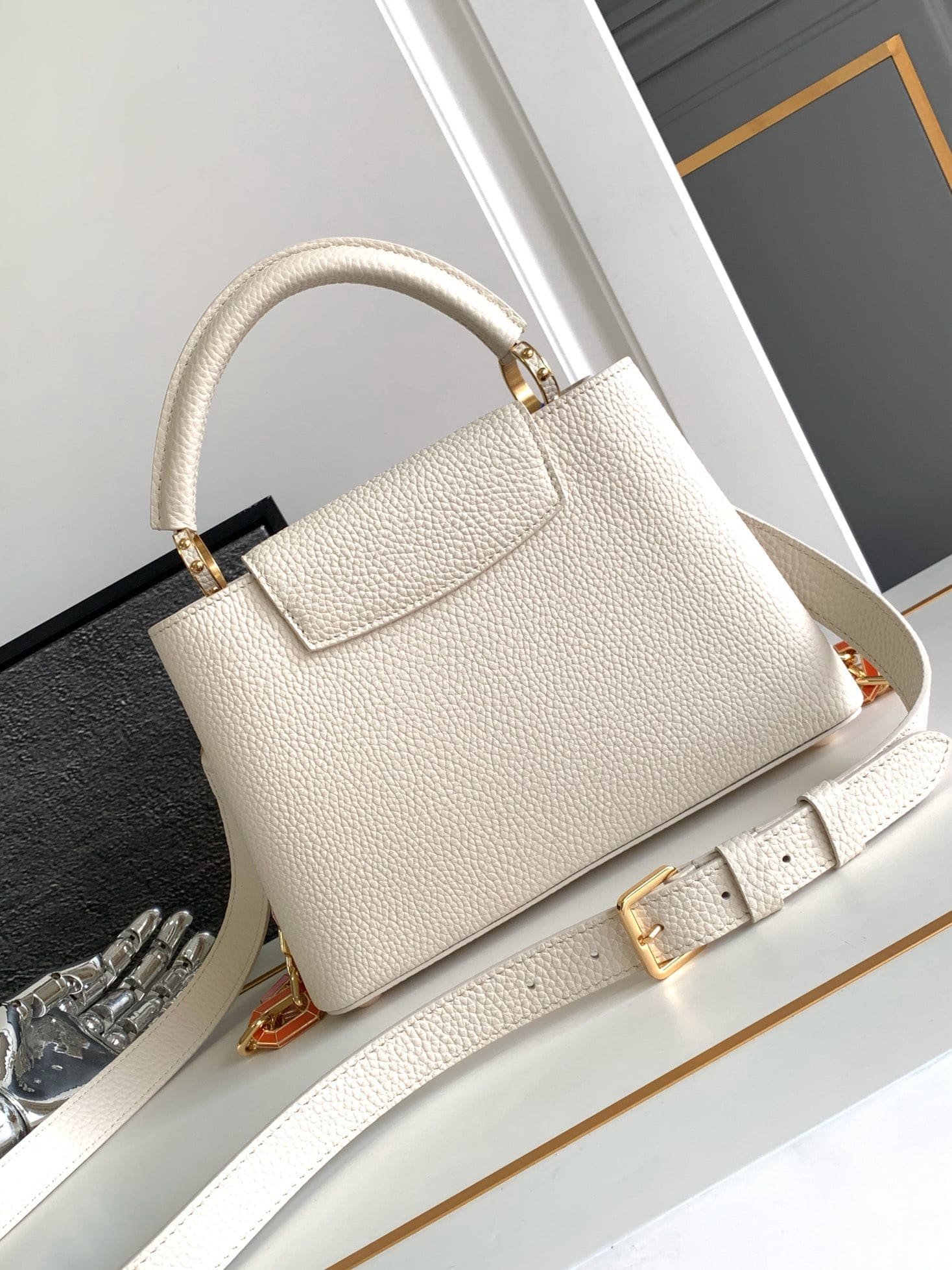 L0vis Vvtt0n M24684 CAPUCINES BB BAG