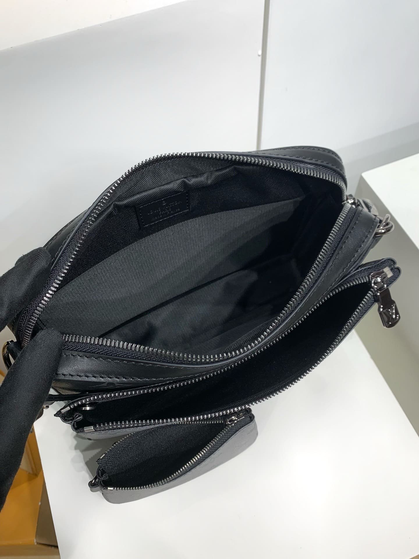 L0vis Vvtt0n M69443 Trio Messenger