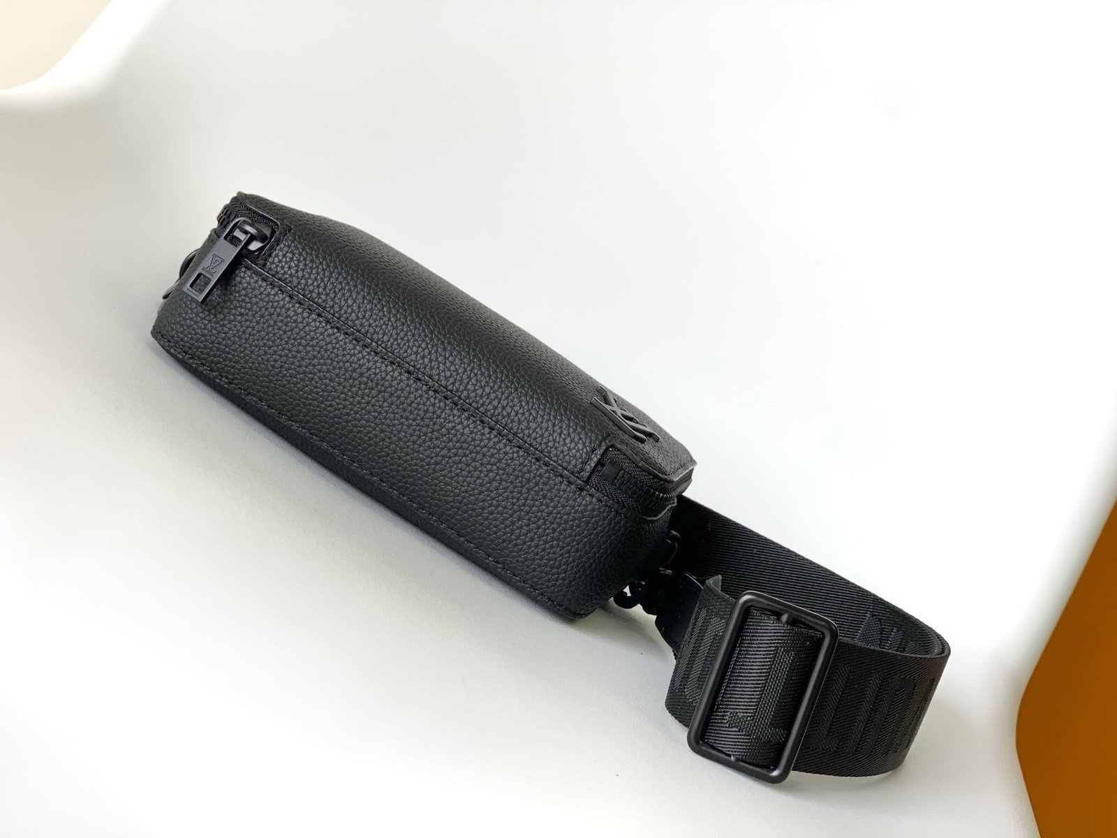 L0vis Vvtt0n M59161 Alpha Wearable Wallet