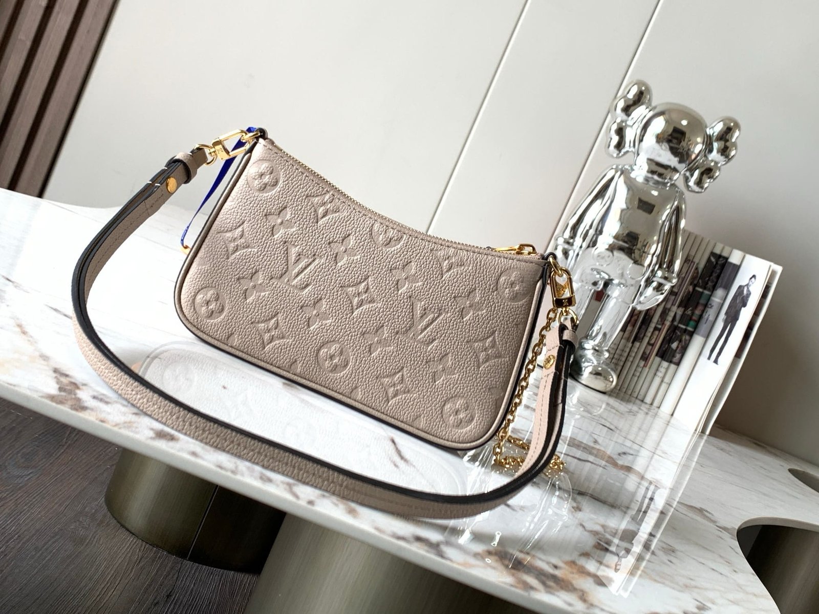 L0vis Vvtt0n M81862 Easy Pouch On Strap