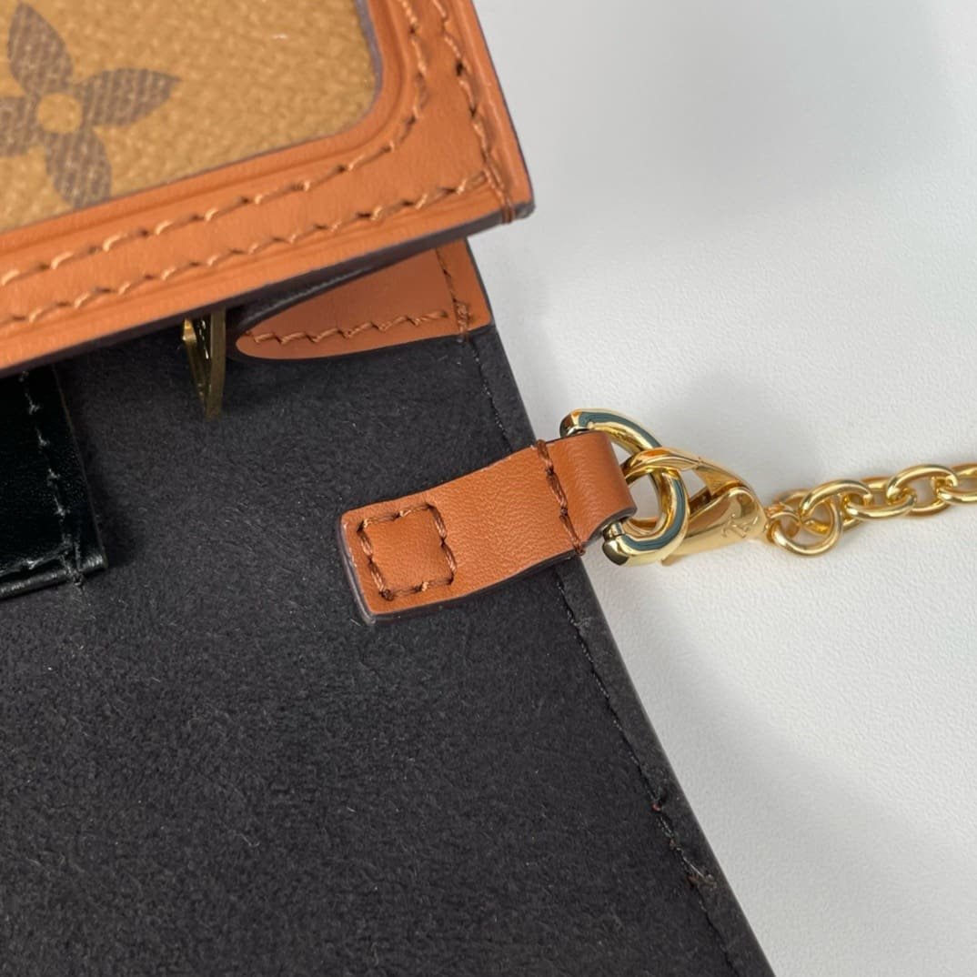 L0vis Vvtt0n Dauphine Chain Wallet M68746