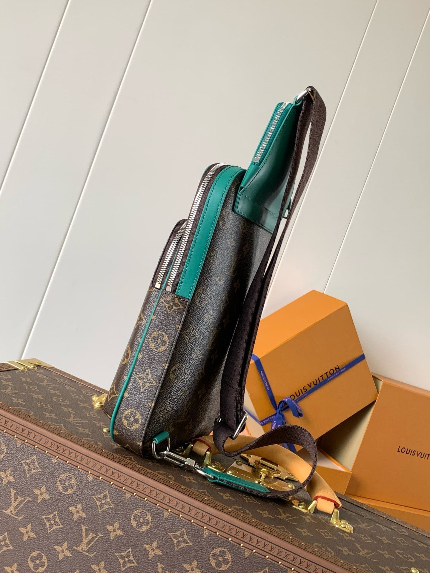 L0vis Vvtt0n M12734 Avenue Slingbag