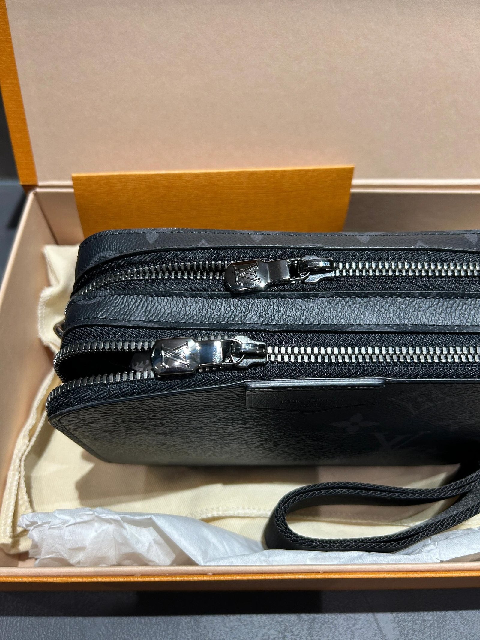 L0vis Vvtt0n M80741 Alpha Wearable Wallet