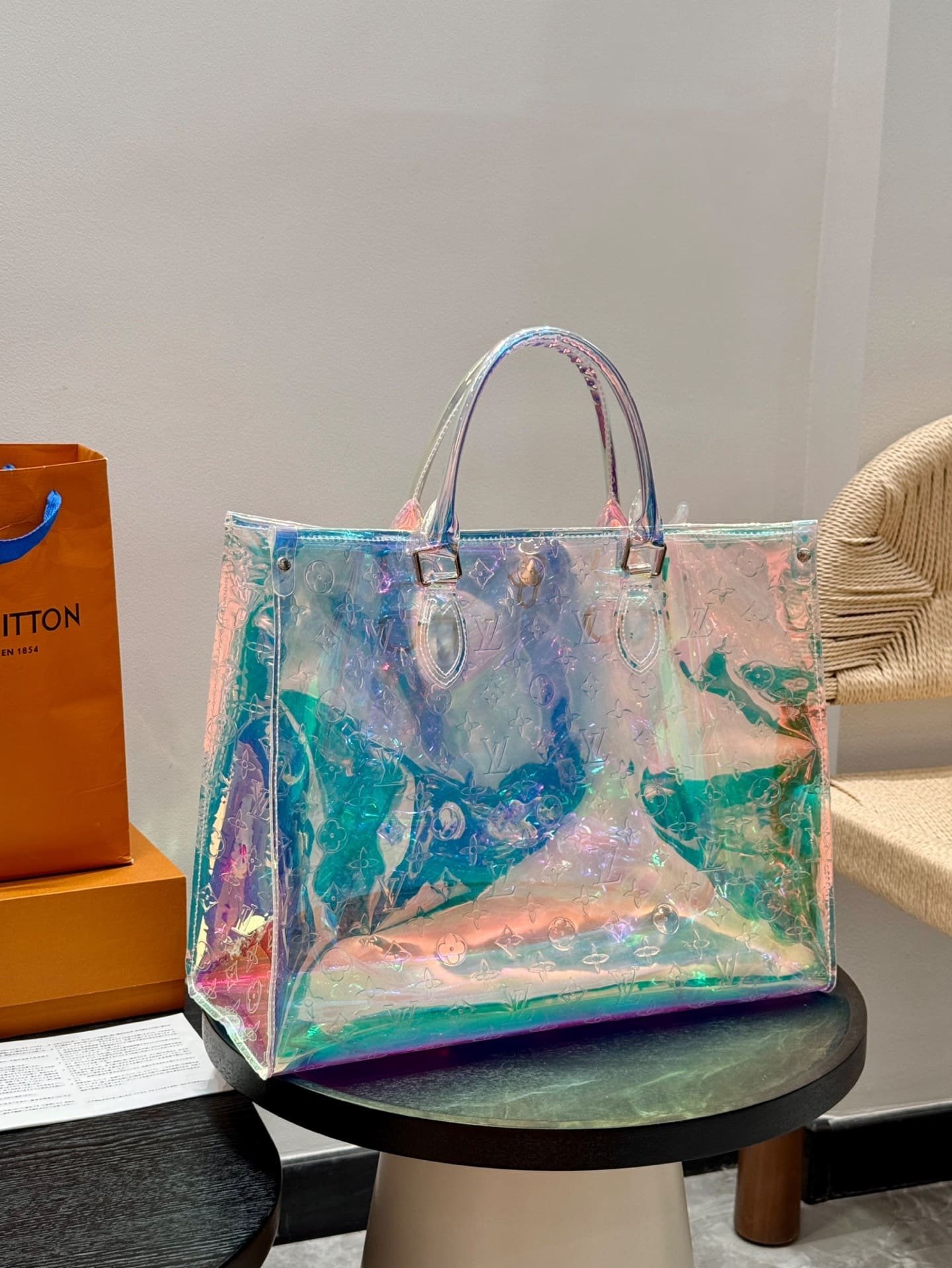 L0vis Vvtt0n onthego tote bag