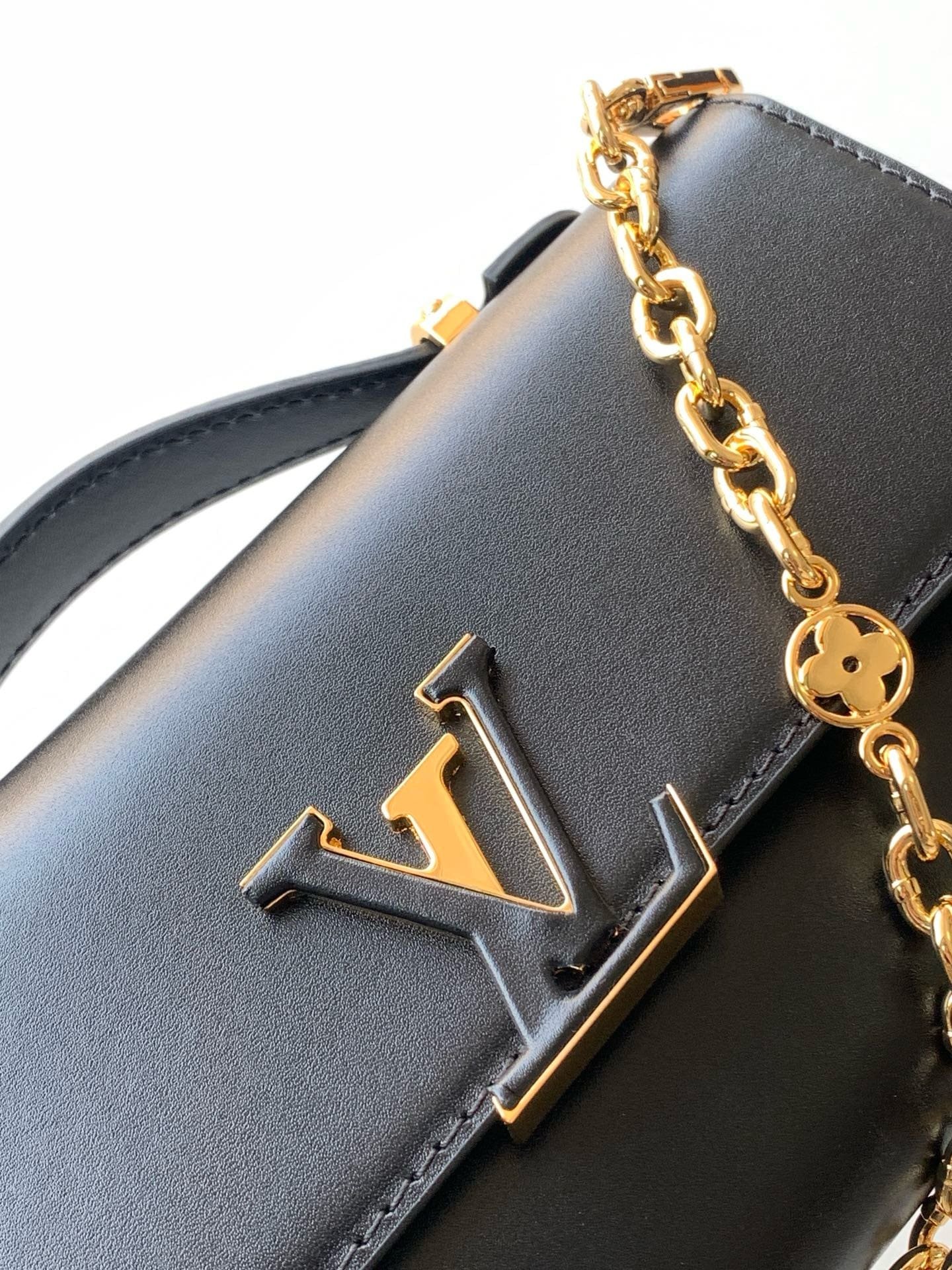 L0vis Vvtt0n M12143 Wallet On Chain Capucines