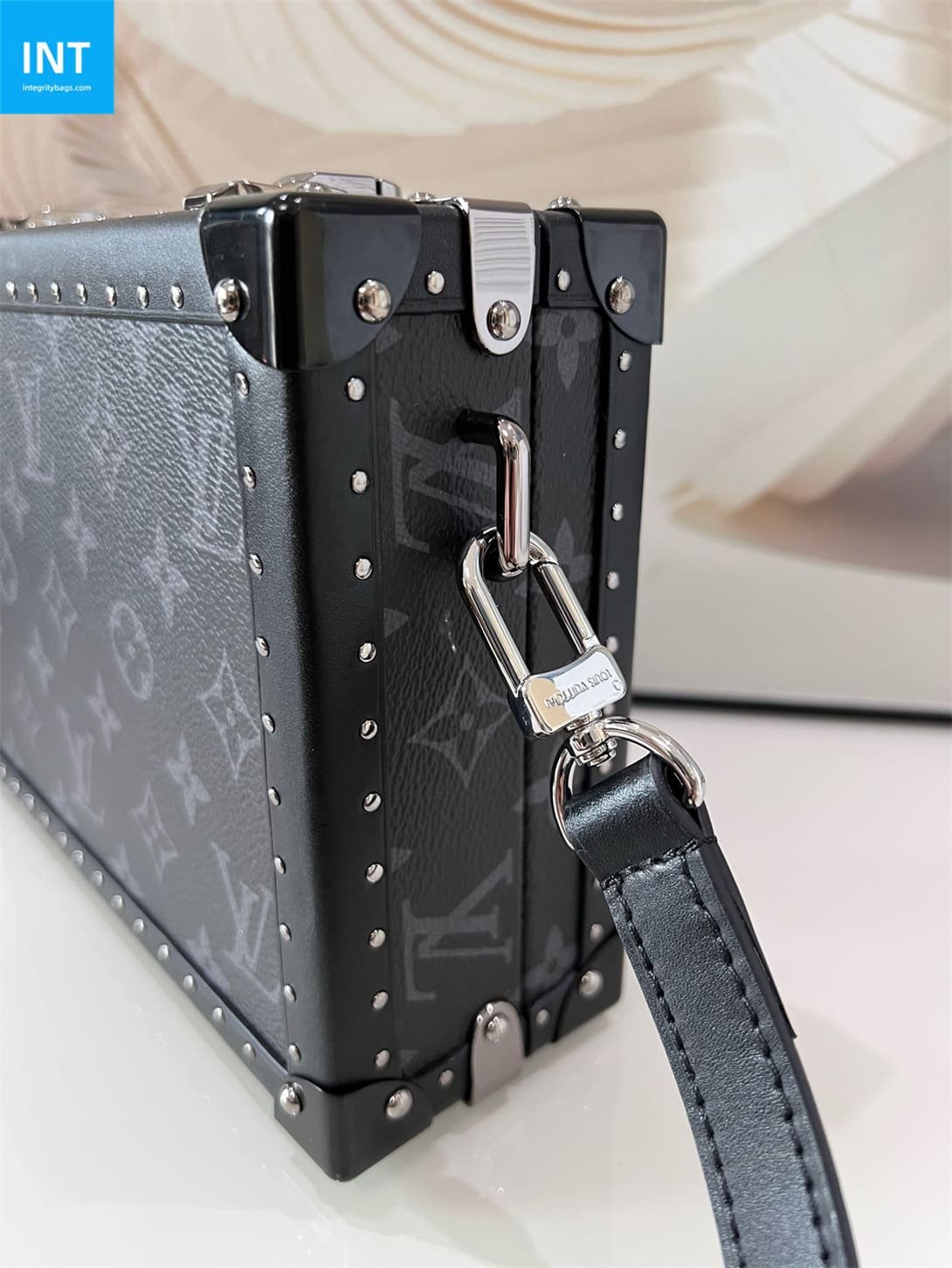 L0vis Vvtt0n M20251 CLUTCH BOX Portable Hard Case