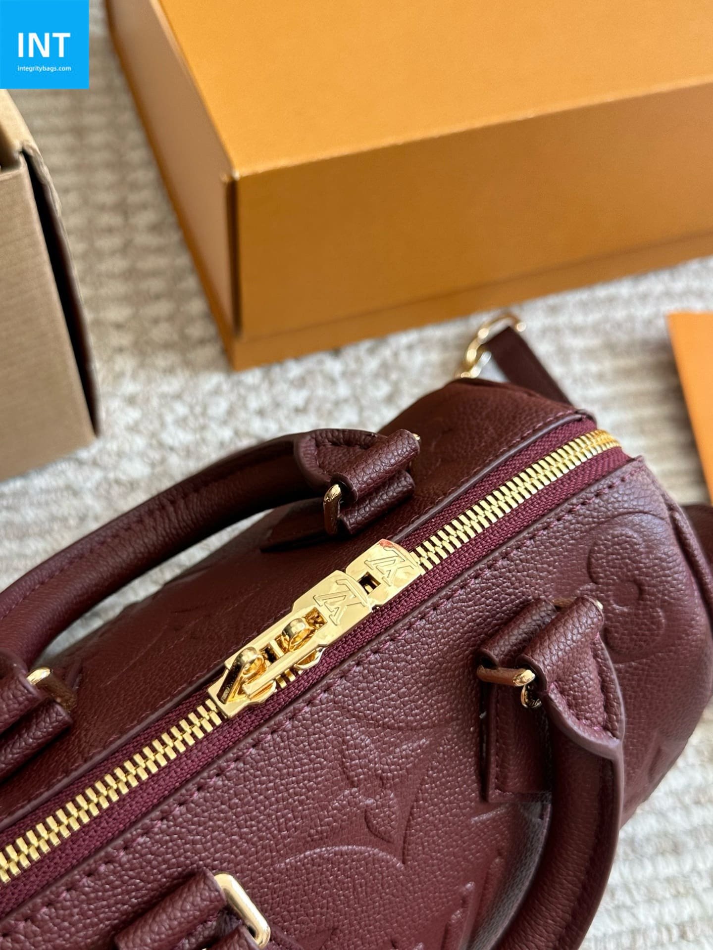 L0vis Vvtt0n M25929 Speedy 20 with shoulder strap