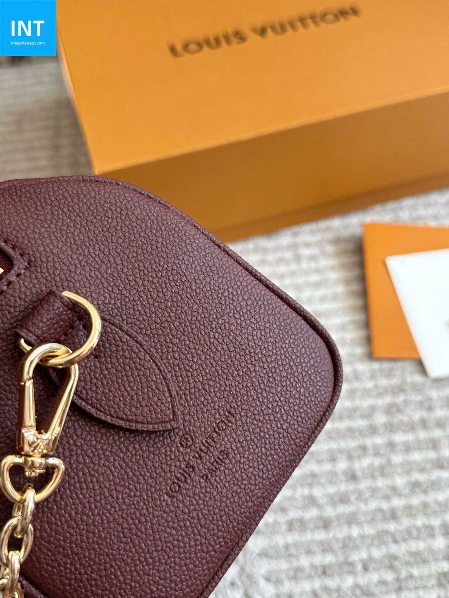 L0vis Vvtt0n M25929 Speedy 20 with shoulder strap