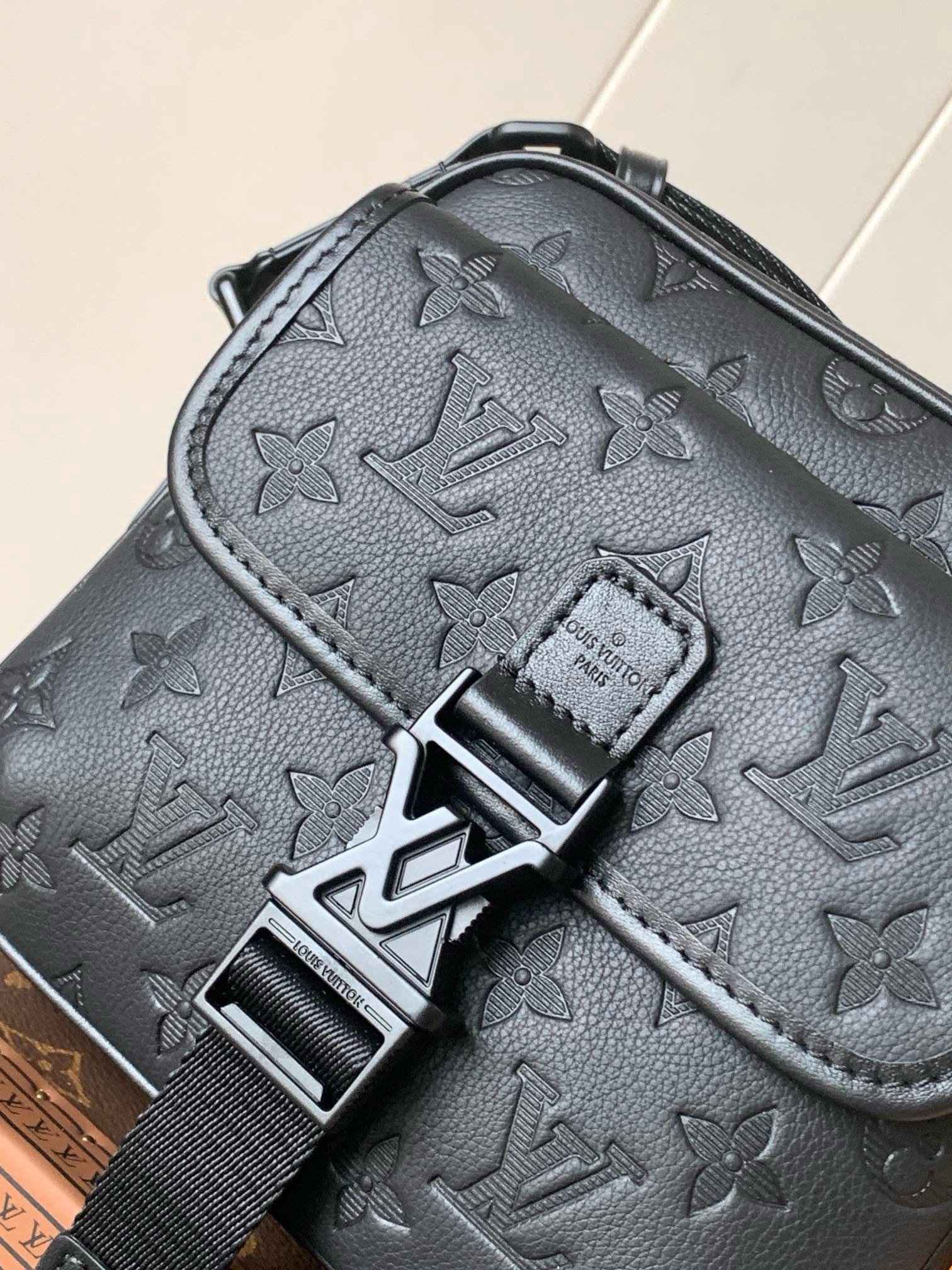 L0vis Vvtt0n M12516 Getaway Messenger