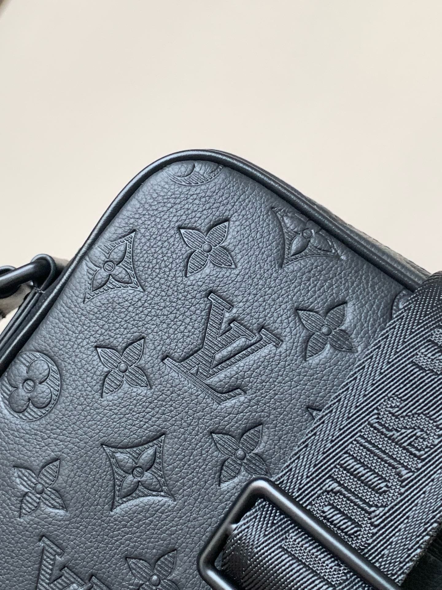 L0vis Vvtt0n M12516 Getaway Messenger