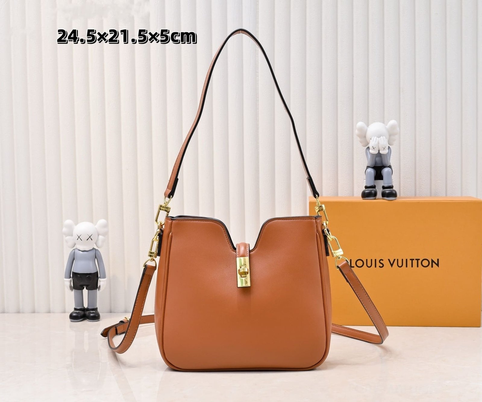 L0vis Vvtt0n’s new hobo bag