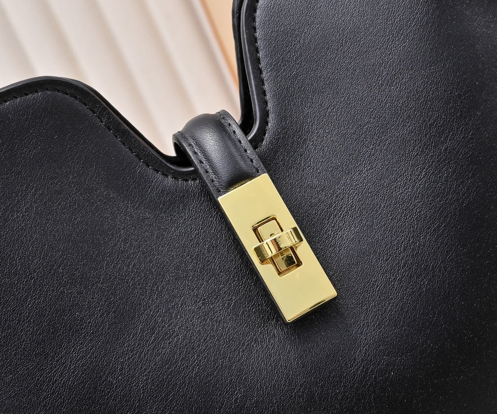 L0vis Vvtt0n’s new hobo bag