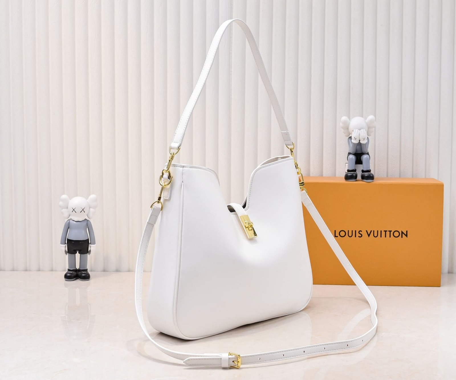 L0vis Vvtt0n’s new hobo bag