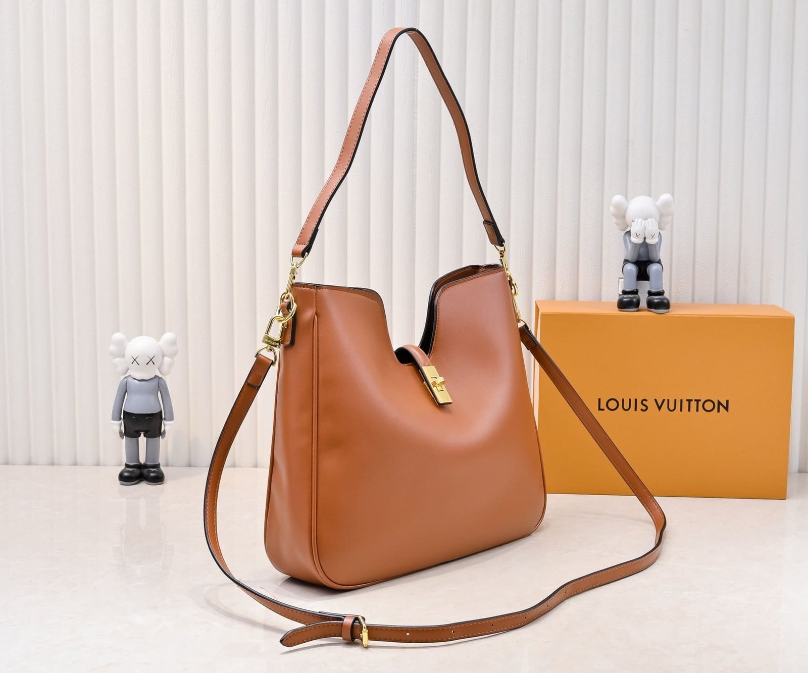 L0vis Vvtt0n’s new hobo bag