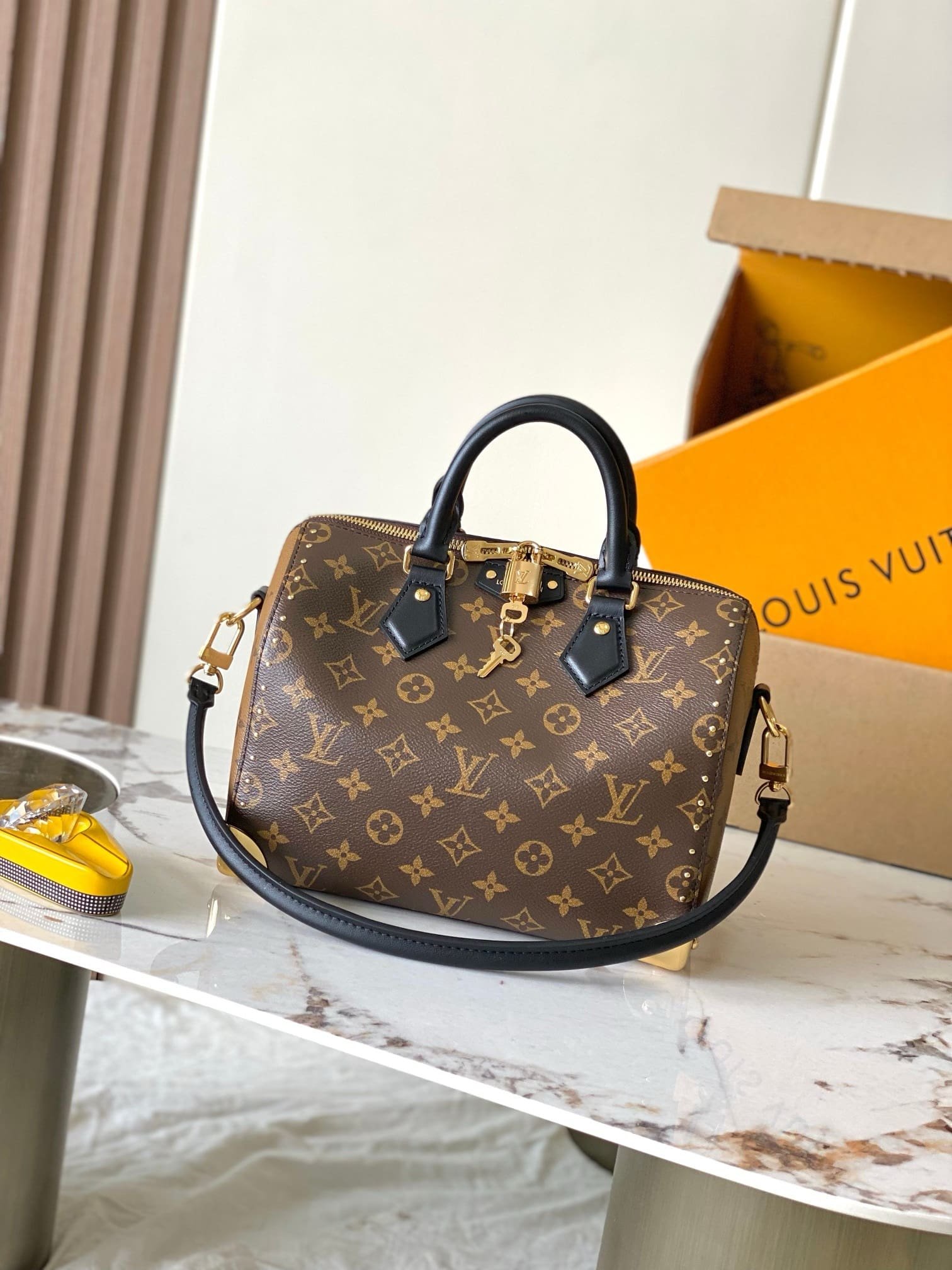 L0vis Vvtt0n M26181 Speedy Trunk 25