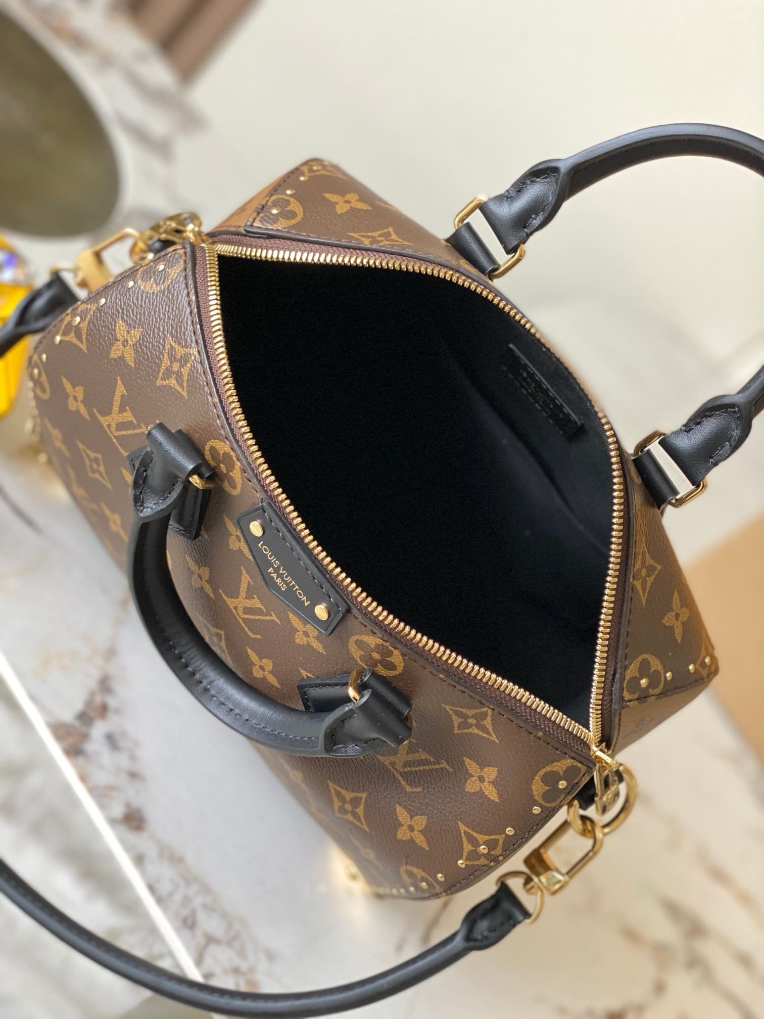 L0vis Vvtt0n M26181 Speedy Trunk 25
