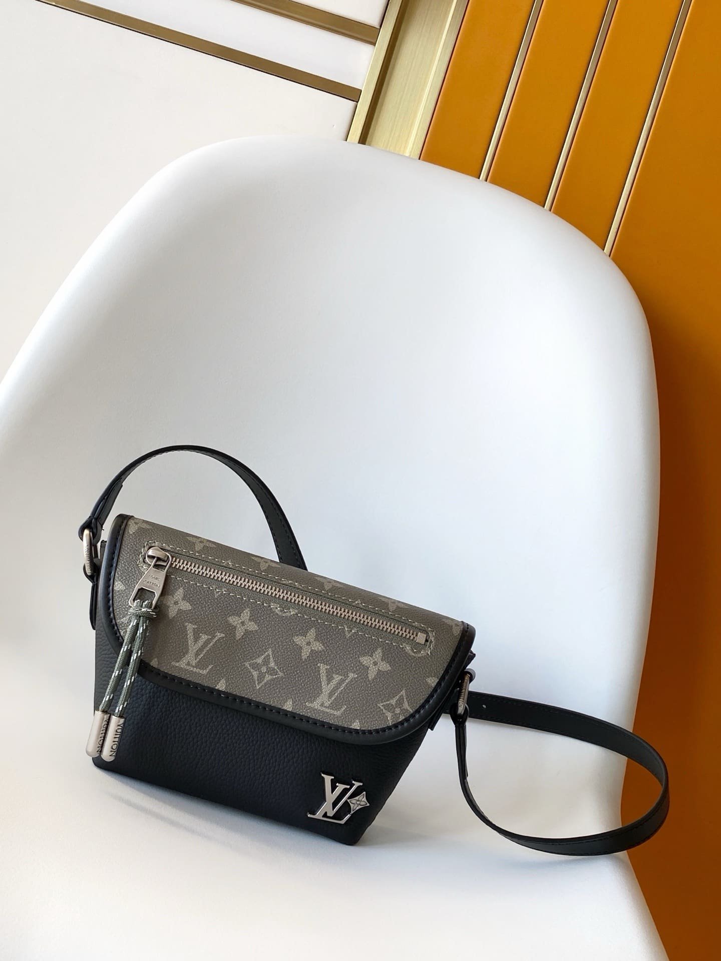 L0vis Vvtt0n M12618 Pulse Wearable Wallet