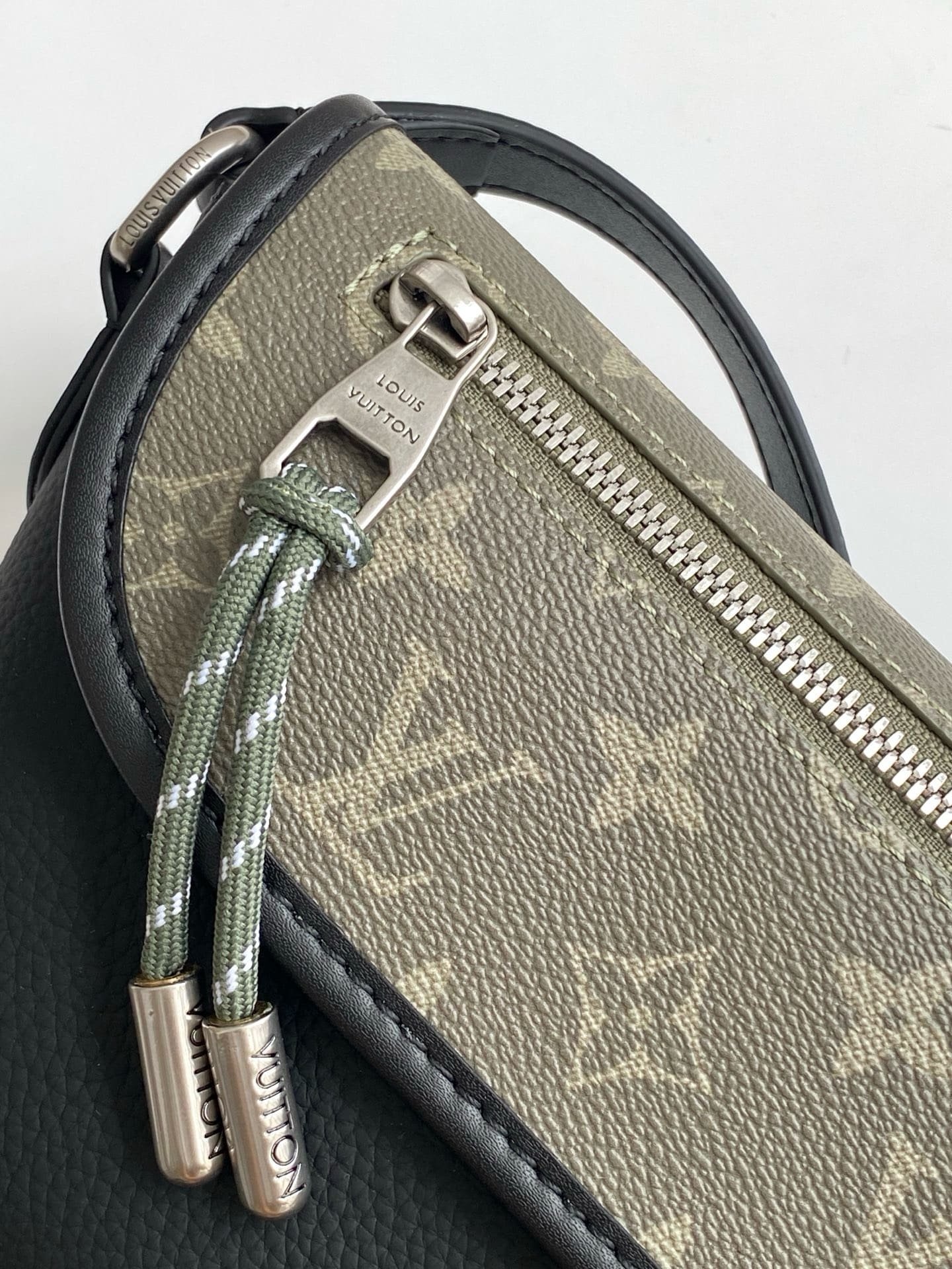 L0vis Vvtt0n M12618 Pulse Wearable Wallet