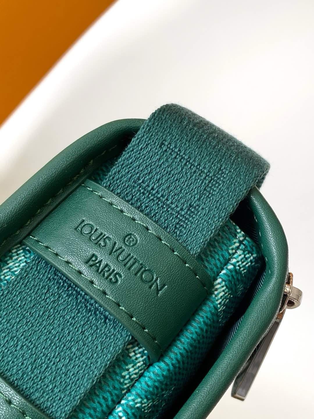 L0vis Vvtt0n M12637 Bosphore Wearable Wallet