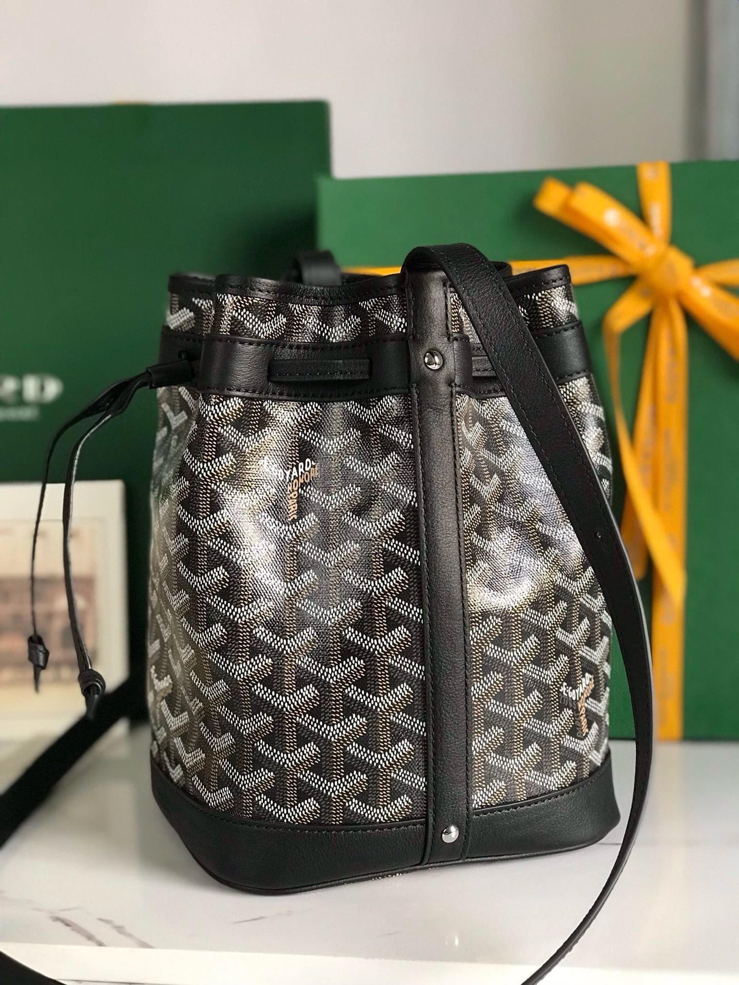 G09ard Petit Flot Bucket Bag