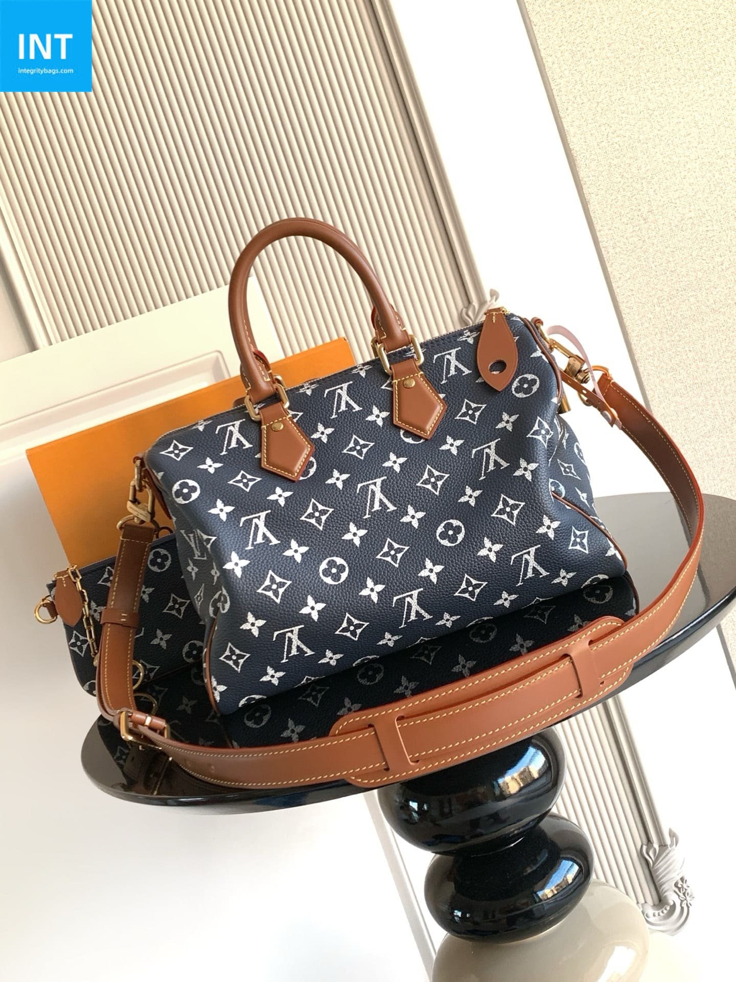 L0vis Vvtt0n M15282 Speedy P9 30 mit Schulterriemen