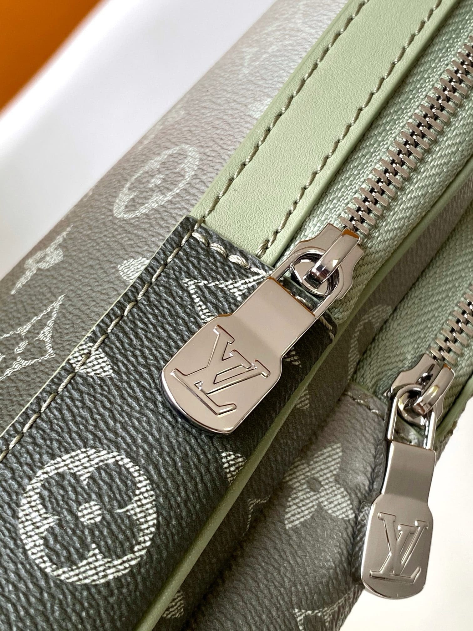 L0vis Vvtt0n M11702 Avenue Slingbag