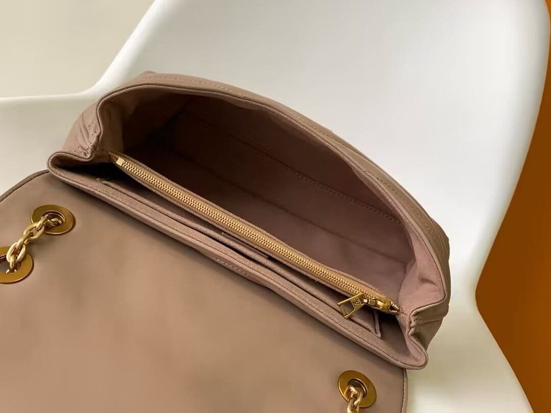 L0vis Vvtt0n M21614 New Wave Chain Bag GM Taupe