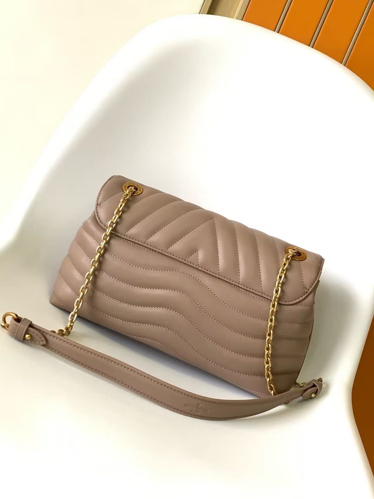 L0vis Vvtt0n M21614 New Wave Chain Bag GM Taupe