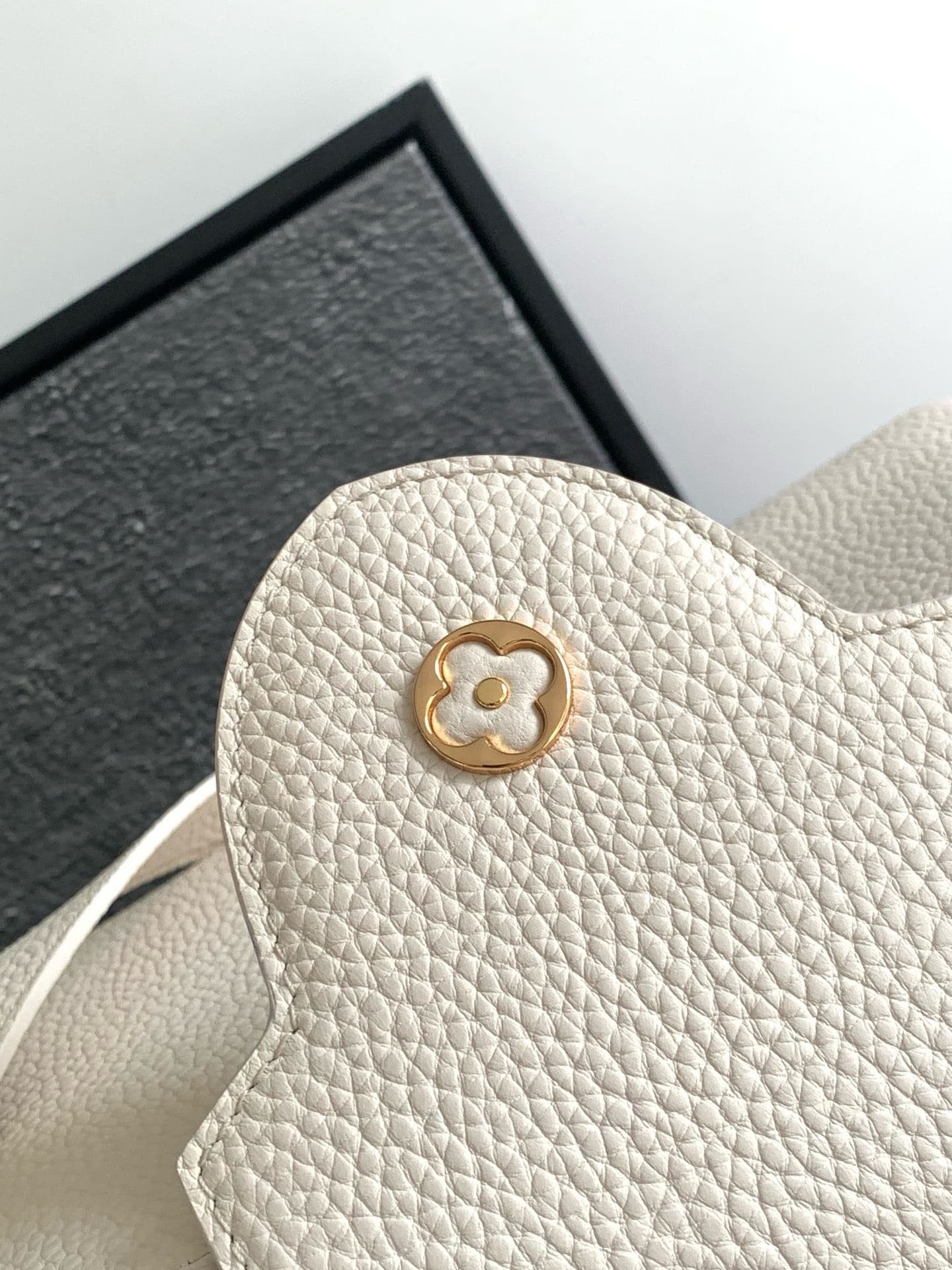 L0vis Vvtt0n M24684 CAPUCINES BB BAG