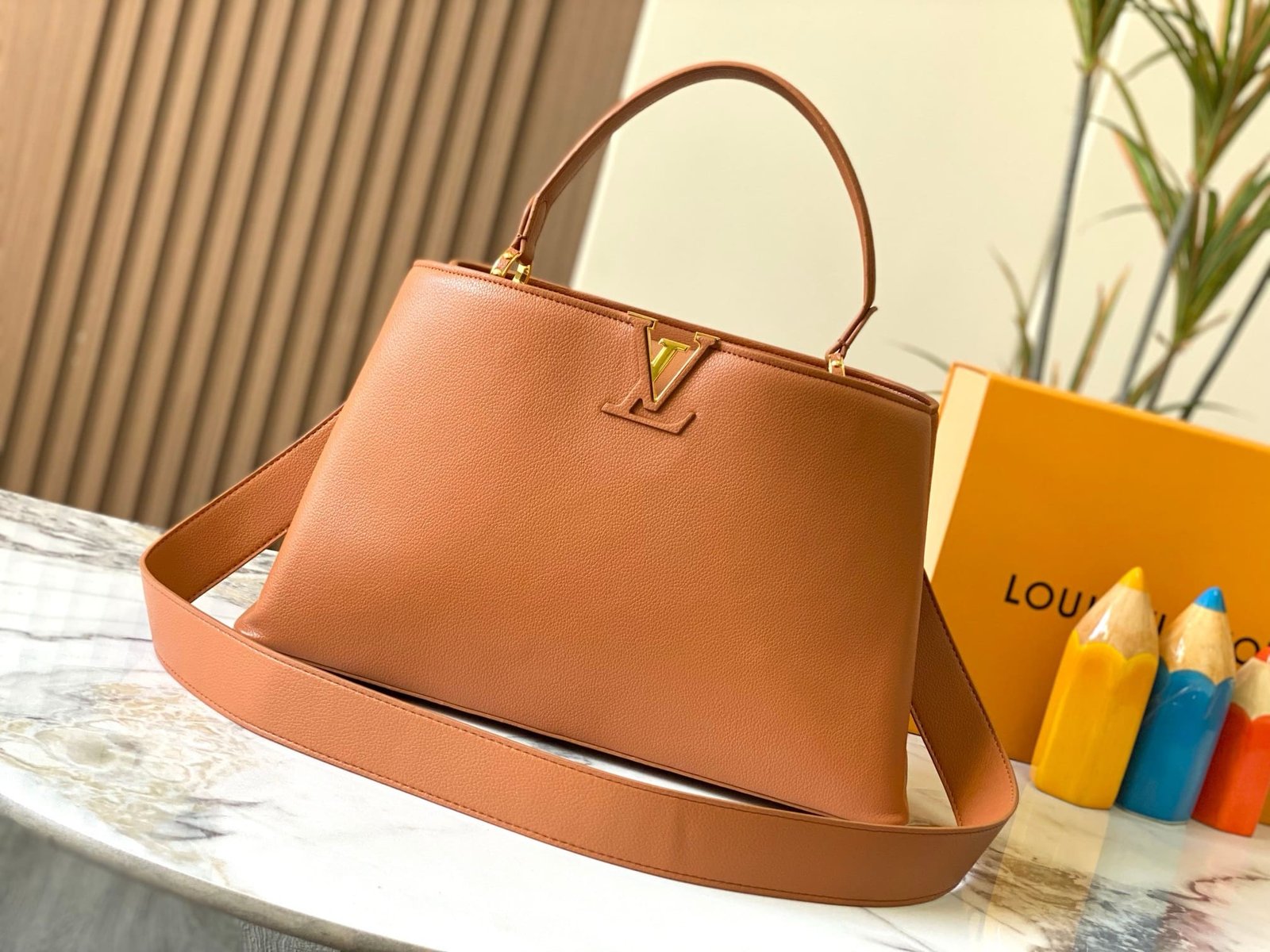 L0vis Vvtt0n M24620 Large CAPUCINES SOUPLE BAG