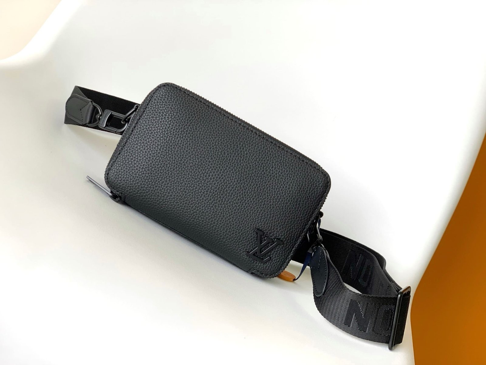 L0vis Vvtt0n M59161 Alpha Wearable Wallet