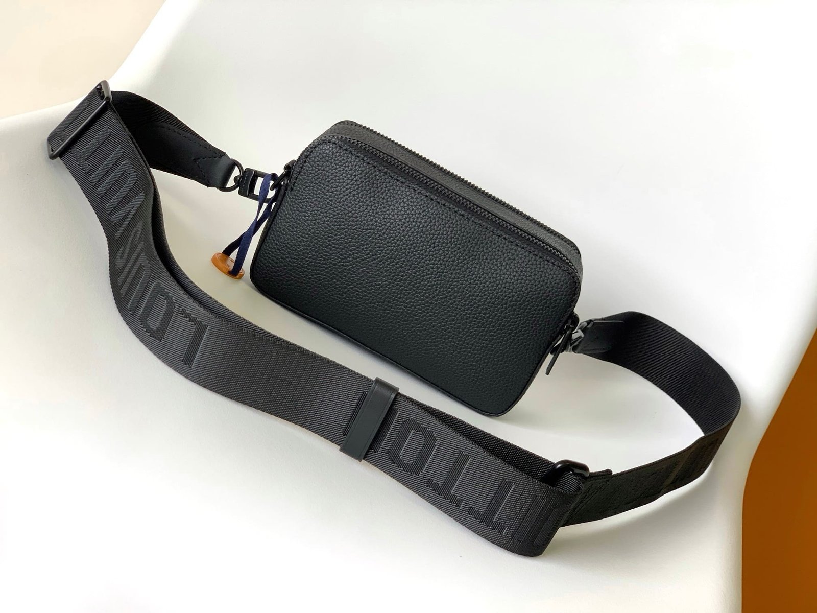 L0vis Vvtt0n M59161 Alpha Wearable Wallet