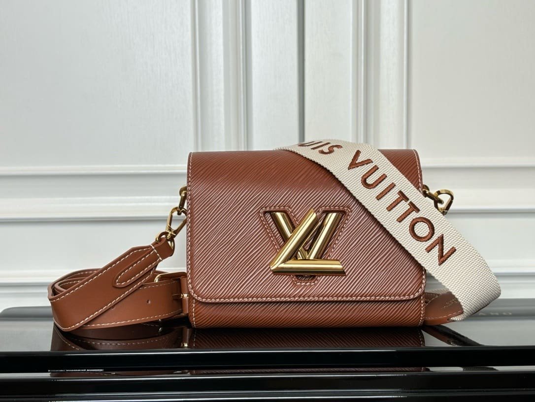 L0vis Vvtt0n M24758 TWIST Medium Handbag
