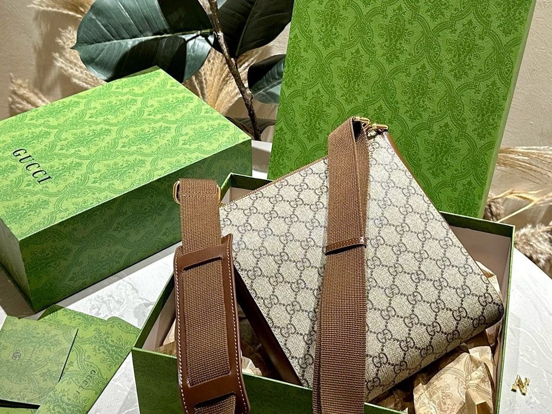 Gvc*1 Svp*me MESSENGER BAG
