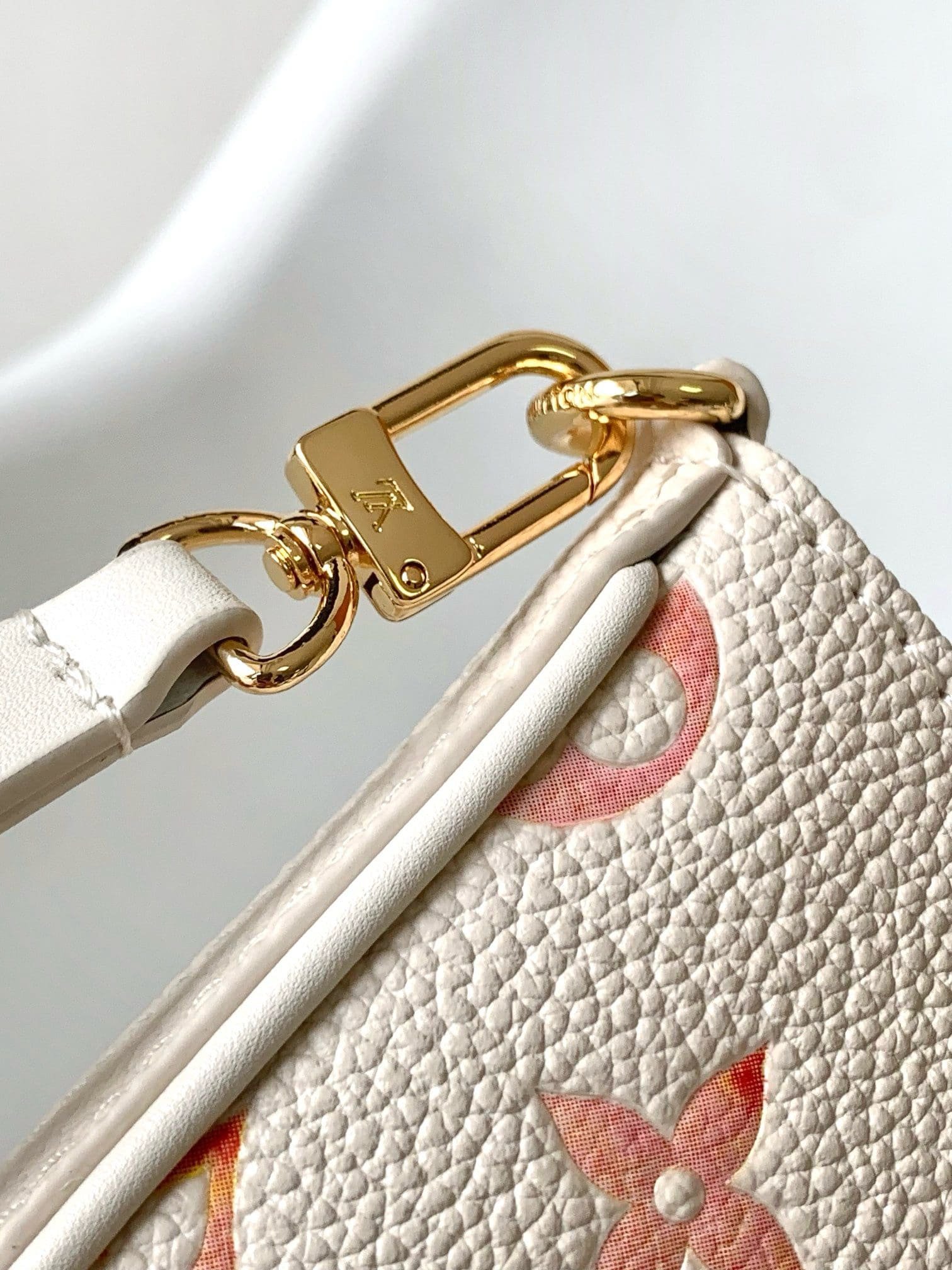 L0vis Vvtt0n M83448 Easy Pouch On Strap