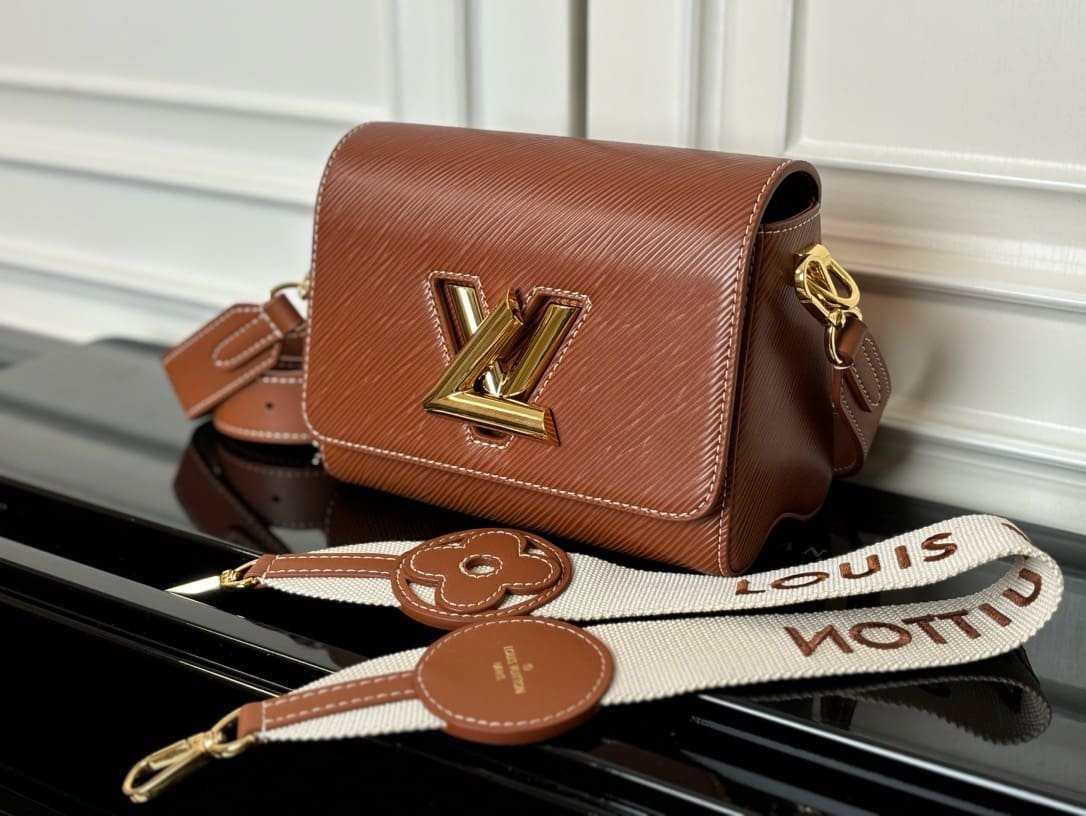 L0vis Vvtt0n M24758 TWIST Medium Handbag