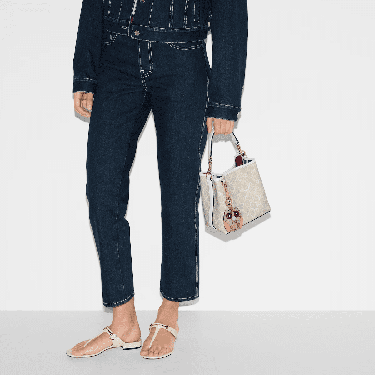 Gvc*1 EMBLEM SMALL BUCKET BAG