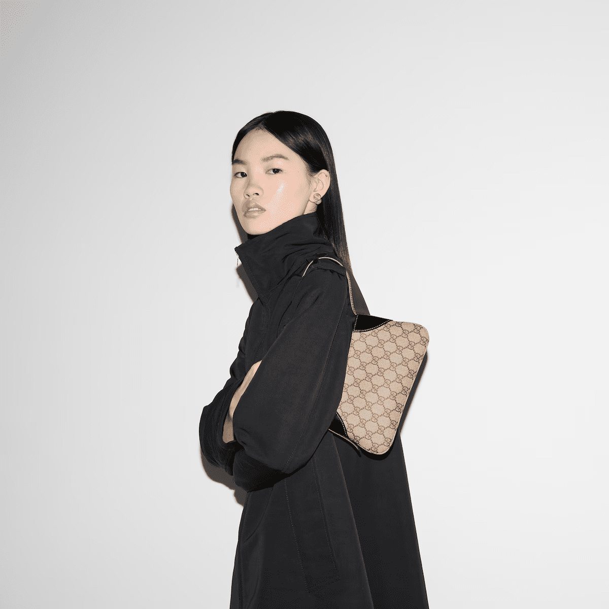 Gvc*1 Emblem small shoulder bag