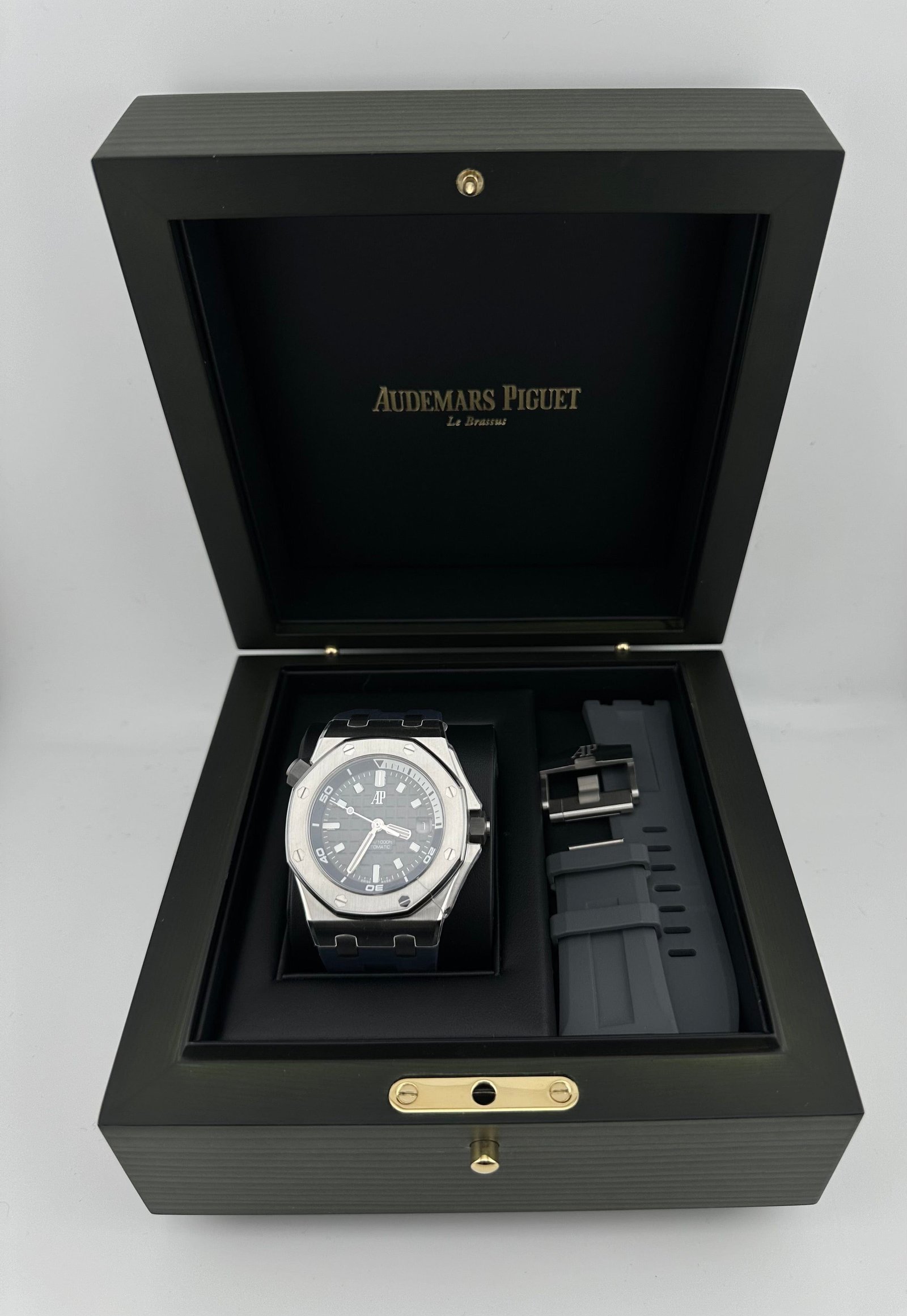 Audemars P1g*et Royal Oak Offshore 15720ST.OO.A009CA.01 Diver Stainless Steel Grey Dial (2023)