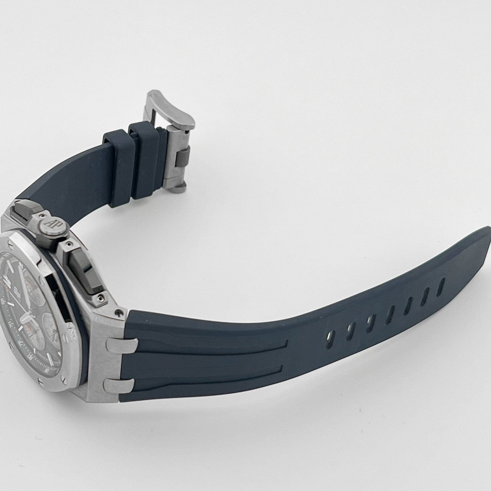 Audemars P1g*et Royal Oak Offshore 26420TI.OO.A027CA.01 Chronograph Titanium Blue Dial
