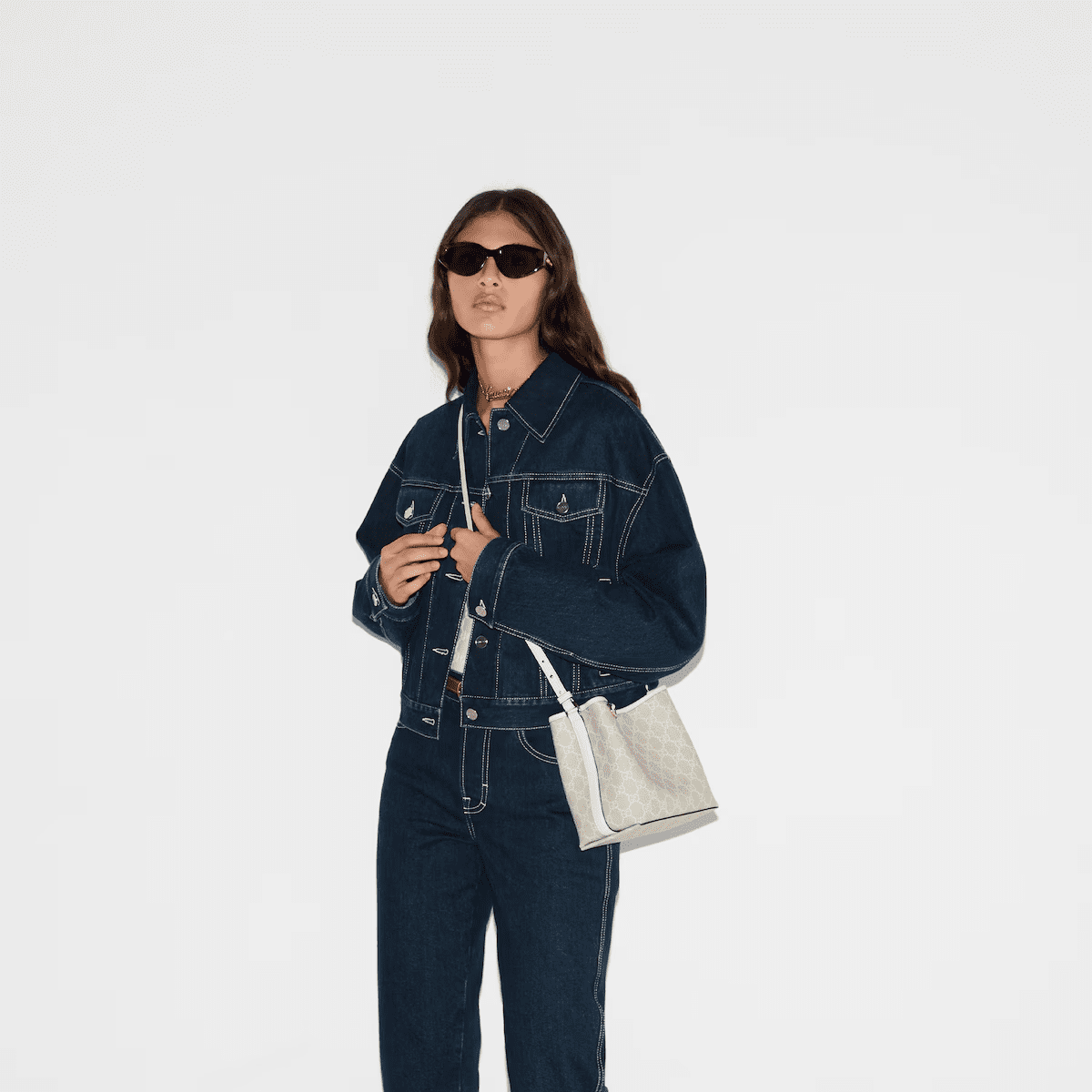Gvc*1 EMBLEM SMALL BUCKET BAG