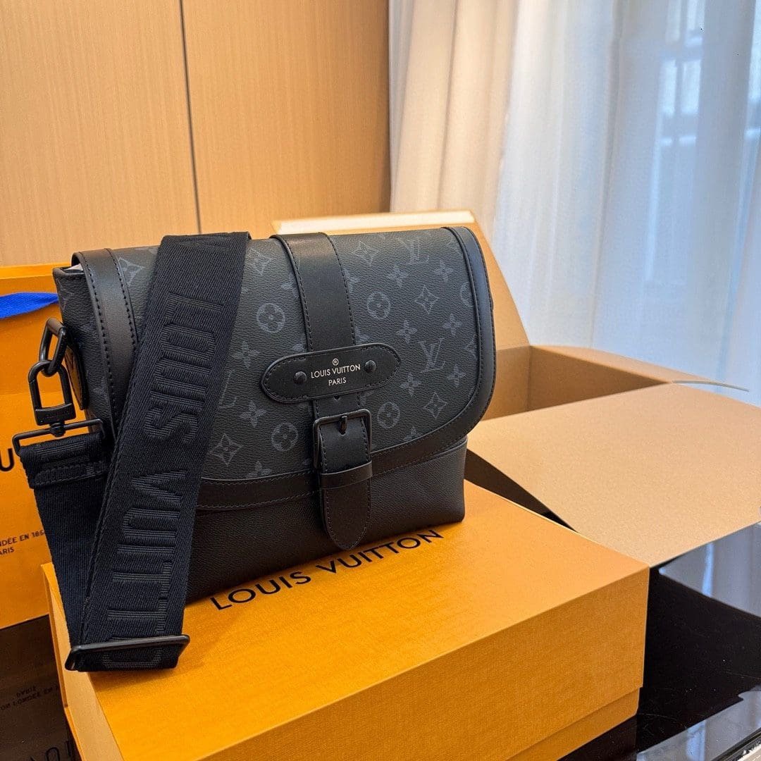 L0vis Vvtt0n M45911 Saumur Messenger Bag