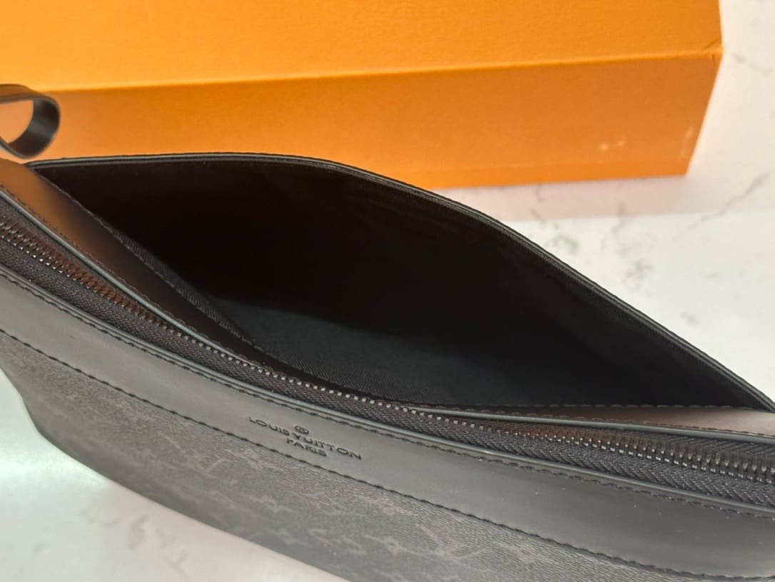L0vis Vvtt0n M82543 POCHETTE VOYAGE SOUPLE CLUTCH