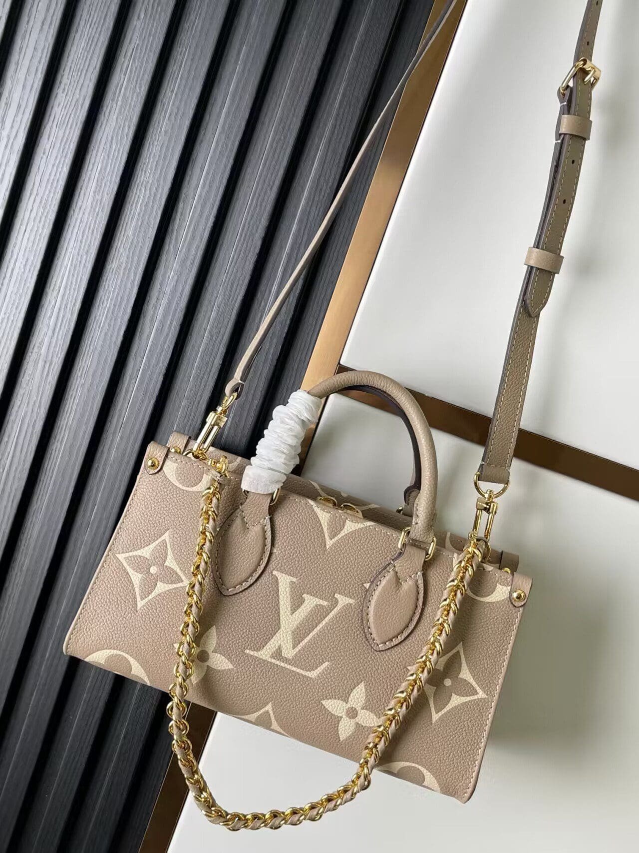 L0vis Vvtt0n OnTheGo East West M23641