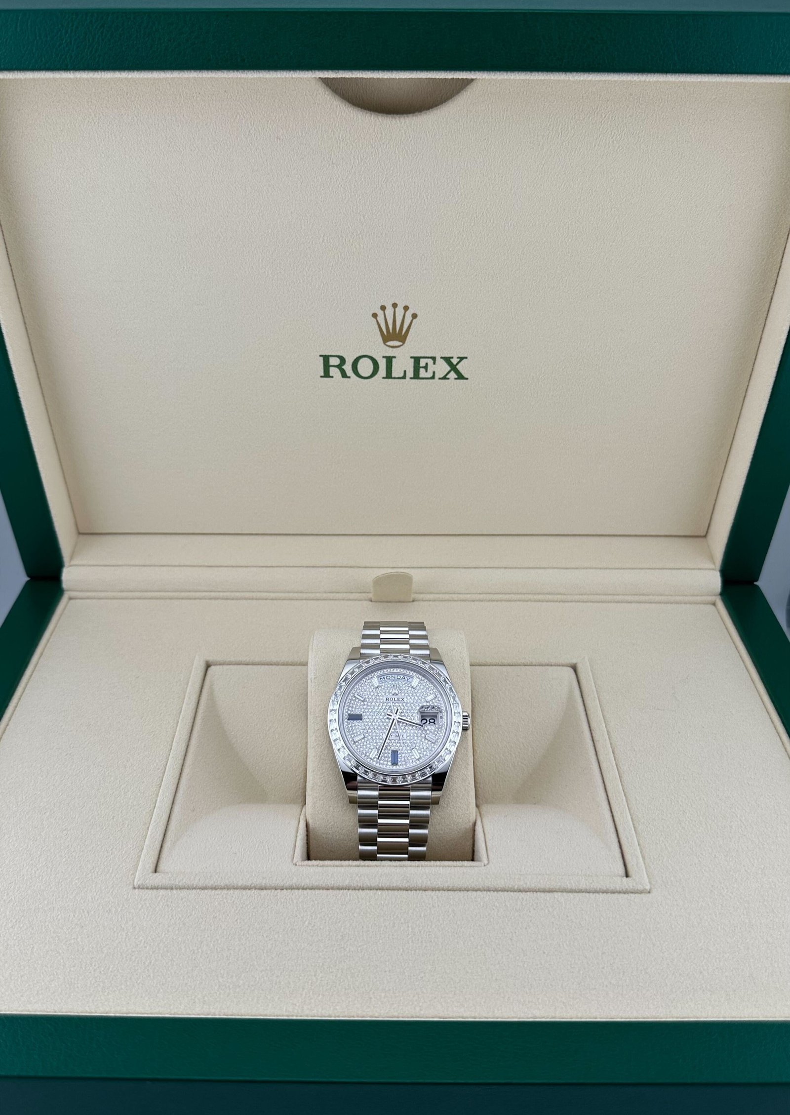 R01ex Day-Date 40 228396TBR Platinum D1am0nd Bezel D1am0nd-Paved Sapphire Dial (2024)