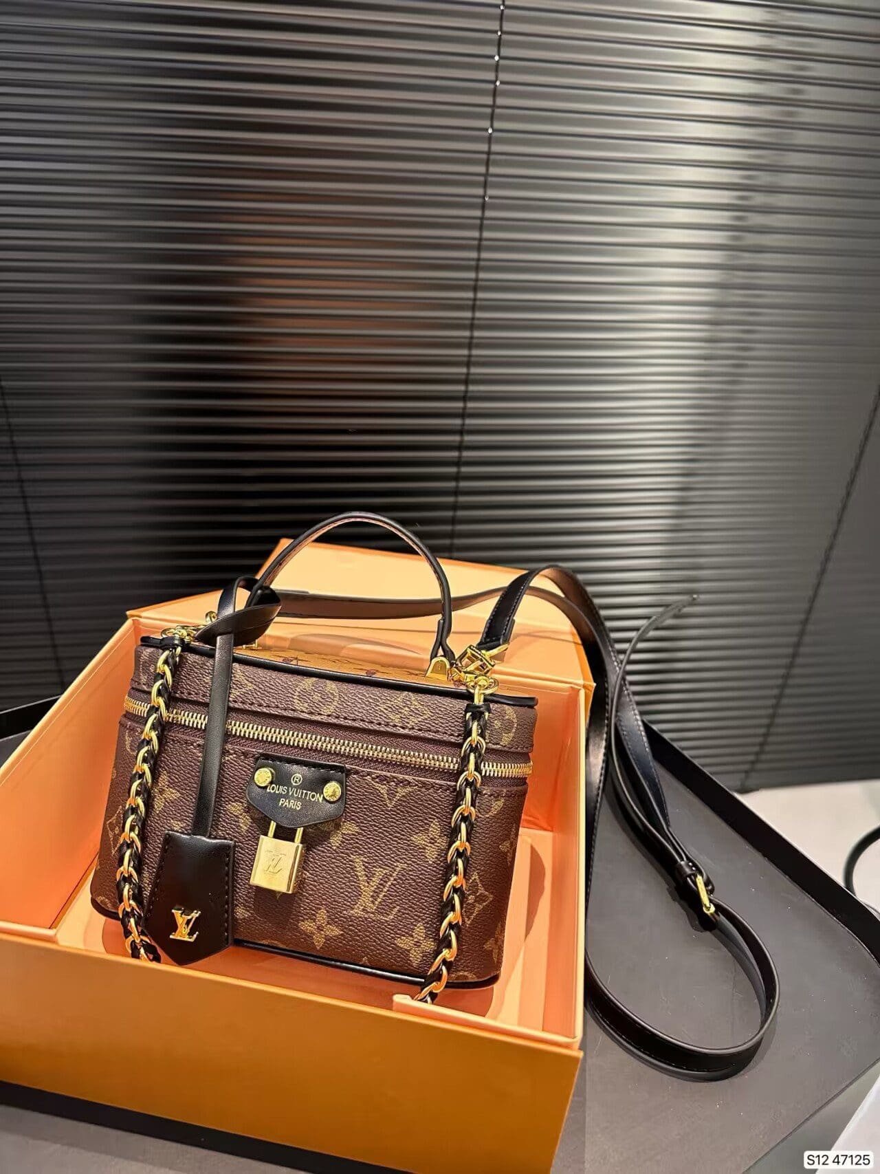L0vis Vvtt0n M47125 Vanity Chain Pouch